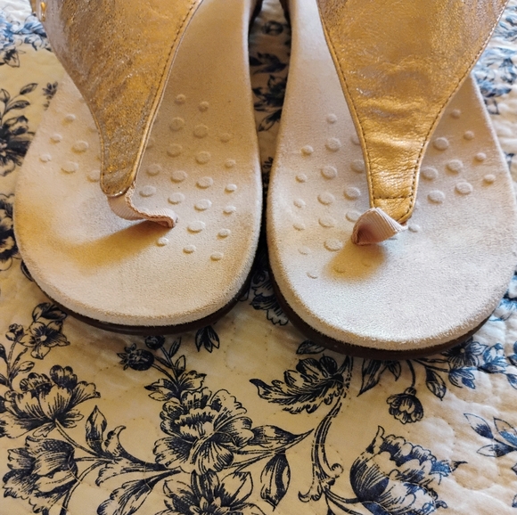 Rose gold Vionic sandals - Picture 2 of 6